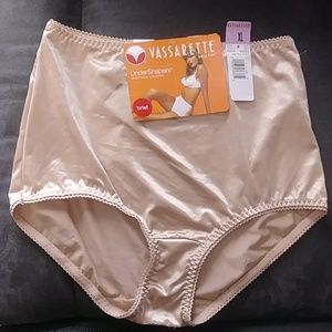 🎈 NWT Vassarette Undershapers Brief